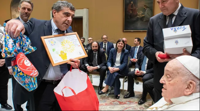 Papa Francisco recebe ovo de Páscoa em audiência com a equipe do Hospital Agostino Policlínico Gemelli ?? 