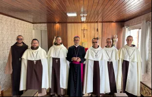 Frades Carmelitas Mensageiros do Espírito Santo com dom José Ruy Gonçalves Lopes na capela do convento em Caruaru (PE).