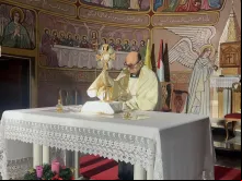 Adoração eucarística na paróquia da Sagrada Família na Faixa de Gaza, celebrada pelo pároco, o padre Gabriel Romanelli.