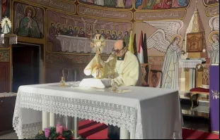 Adoração eucarística na paróquia da Sagrada Família na Faixa de Gaza, celebrada pelo pároco, o padre Gabriel Romanelli.