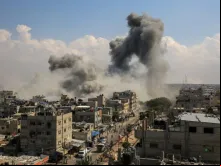 A fumaça aumenta após os ataques aéreos israelenses na cidade de Rafah, no sul da Faixa de Gaza, em 10 de outubro de 2023.
