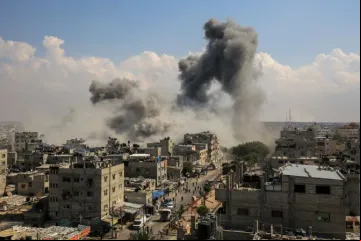 A fumaça aumenta após os ataques aéreos israelenses na cidade de Rafah, no sul da Faixa de Gaza, em 10 de outubro de 2023.
