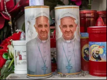 Velas com a imagem do papa Francisco do lado de fora do Hospital Gemelli, em Roma