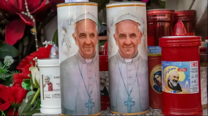 Velas com a imagem do papa Francisco