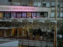 Entrada do Hospital Universitário Gemelli, em Roma, onde o papa Francisco recebe cuidados médicos desde o dia 14 de fevereiro