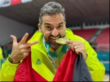 Diego Falcão comemorando a conquista do ouro do basquete feminino brasileiro em 2023, nos Jogos Pan-Americanos de Santiago, no Chile