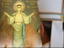 Dom Leomar Bruston abençoa e coroa o quadro de Nossa Senhora Medianeira  no santuário Basílica da Medianeira, em Santa Maria (RS)