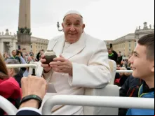 Papa Francisco recebe mate em audiência geral no Vaticano.