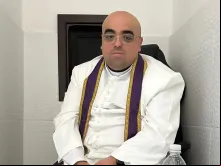 Padre José Eduardo de Oliveira e Silva na sala de confissão da sua paróquia