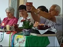 Frei José Fernandes elevando um cálice como se estivesse na hora da consagração de uma missa
