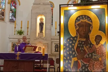 Dom Tiago Stanislaw celebra missa com a imagem peregrina de Nossa Senhora de Czestochowa em São Paulo