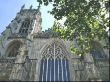 York Minster é a sede do arcebispo de York, o segundo mais alto cargo da Igreja da Inglaterra; foi consagrada como um edifício católico em 1472, antes da Reforma Inglesa.