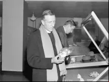 Pierre Teilhard de Chardin, paleontólogo consultor do Serviço Geológico Nacional da China, em simpósio na Academia de Ciências Naturais da Filadélfia, em 18 de março de 1937.