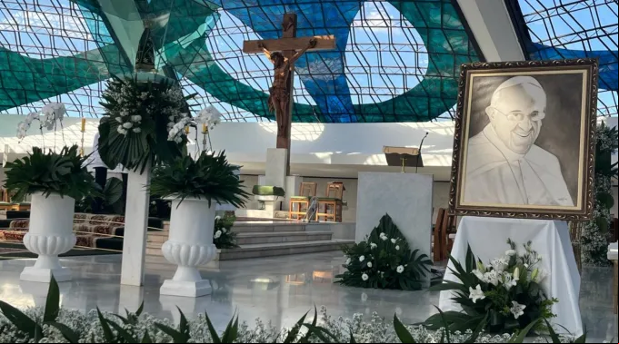 Quadro do papa Francisco na missa pelos 65 anos de Brasília e da arquidiocese