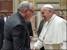 Michael P. Warsaw, presidente e CEO da EWTN, se encontra com o papa Francisco em audiência no Vaticano com participantes das reuniões plenárias do Dicastério para a Comunicação da Santa Sé em 24 de setembro de 2019.