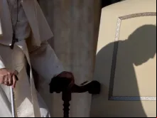 Sombra do papa Francisco é vista em audiência geral no Vaticano em 12 de outubro de 2022.
