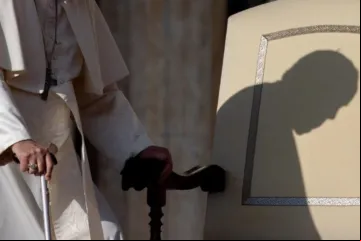 Sombra do papa Francisco é vista em audiência geral no Vaticano em 12 de outubro de 2022