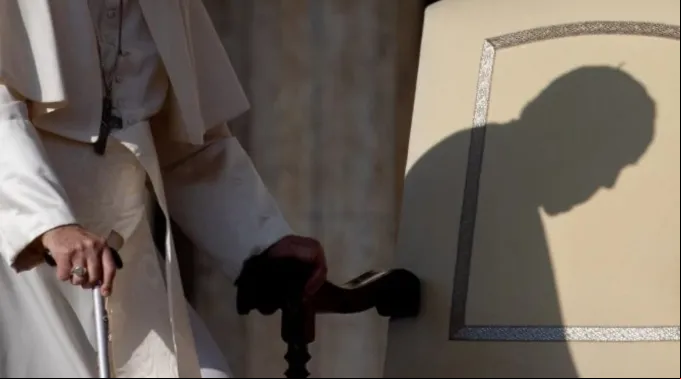 Sombra do papa Francisco é vista em audiência geral no Vaticano em 12 de outubro de 2022