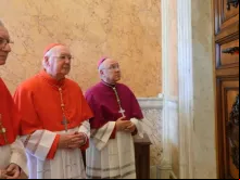O secretário de Estado da Santa Sé, cardeal Pietro Parolin; o substituto da Secretaria de Estado, dom Edgar Peña Parra; e o camerlengo, cardeal Kevin Farrell, selaram  hoje (21) o quarto do papa Francisco na Casa Santa Marta, no Vaticano.