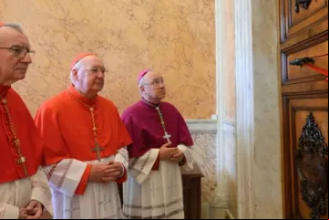 Dom Pietro Parolin,  dom Edgar Peña Parra e o cardeal Kevin Farrell selam o quarto do papa Francisco
