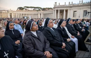 Freiras se reúnem para rezar o rosário pelo papa Francisco hoje (21) na praça de São Pedro, no Vaticano.