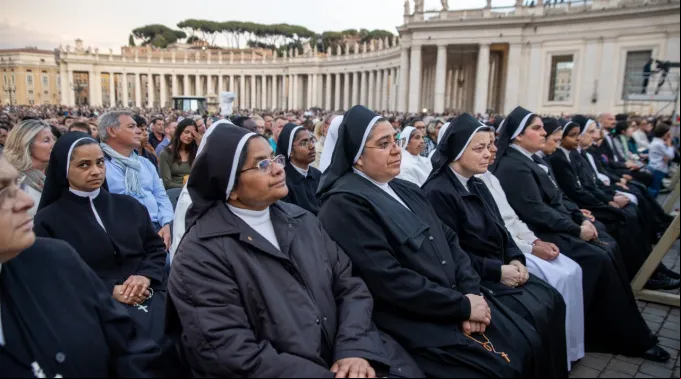Freiras se reúnem para rezar o rosário pelo papa Francisco na praça de São Pedro ?? 
