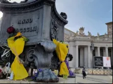 Flores depositadas em memória do papa Francisco ontem (21) na praça de São Pedro, no Vaticano.