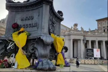 Flores depositadas em memória do papa Francisco na praça de São Pedro