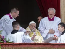 Papa Francisco pronuncia a bênção pascal Urbi et Orbi da loggia central da basílica de São Pedro, no Domingo de Páscoa, em 20 de abril de 2025.
