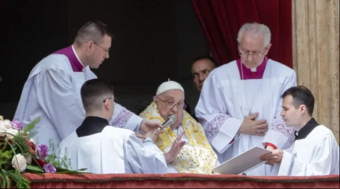 Papa Francisco pronuncia a bênção pascal Urbi et Orbi da loggia central da basílica de São Pedro em 2025 ?? 