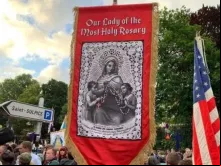 A peregrinação anual continua a ocupar um lugar especial no coração dos fiéis de todo o mundo, atraídos pela missa tradicional em latim e pelo desejo de uma fé visível, exigente e encarnada.
