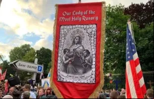 A peregrinação anual continua a ocupar um lugar especial no coração dos fiéis de todo o mundo, atraídos pela missa tradicional em latim e pelo desejo de uma fé visível, exigente e encarnada.
