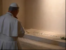O papa Leão XIV reza diante do túmulo do papa Francisco em Santa Maria Maior, em Roma.