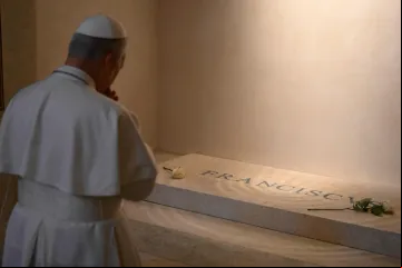 papa Leão XIV reza diante do túmulo do papa Francisco