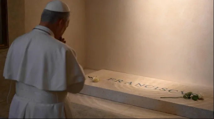 papa Leão XIV reza diante do túmulo do papa Francisco