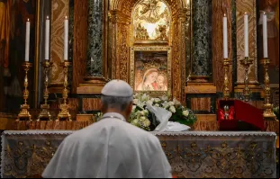 Leão XIV rezando diante do milagroso ícone da Mãe do Bom Conselho em Genazzano.