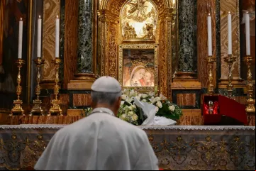 Leão XIV rezando diante do milagroso ícone da Mãe do Bom Conselho