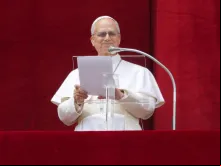 O papa Leão XIV do balcão da Basílica de São Pedro para a oração do Regina Coeli hoje (11)