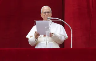 O papa Leão XIV do balcão da Basílica de São Pedro para a oração do Regina Coeli hoje (11)