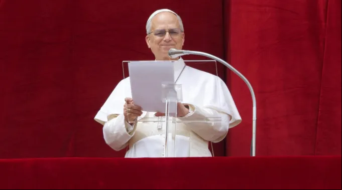 O papa Leão XIV do balcão da Basílica de São Pedro para a oração do Regina Coeli hoje (11)