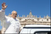 Antes da celebração de Pentecostes, o papa Leão XIV percorreu a Praça de São Pedro no papamóvel