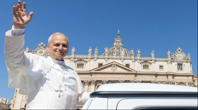 papa Leão XIV percorreu a Praça de São Pedro no papamóvel