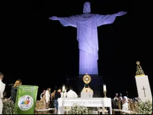 Adoração ao Santíssimo na vigília de Ano Novo 2025 no Santuário Cristo Redentor.