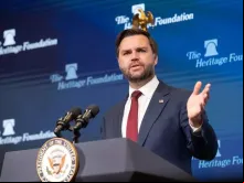 Vice-presidente dos EUA, J.D. Vance, fala em evento de exibição de filmes na Heritage Foundation, em Washington, D.C., na terça-feira (1).