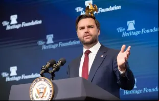 Vice-presidente dos EUA, J.D. Vance, fala em evento de exibição de filmes na Heritage Foundation, em Washington, D.C., na terça-feira (1).