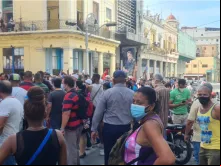 Cubanos em Havana, capital do país, protestam e pedem liberdade em 11 de julho de 2021.