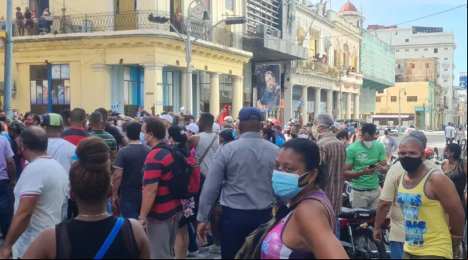 Cubanos em Havana protestam e pedem liberdade em 11 de julho de 2021 ?? 