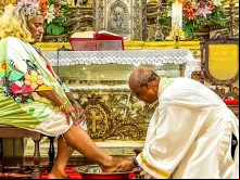 Padre Edson Menezes lava os pés de Brenda Souza