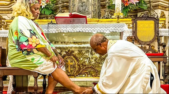 Padre Edson Menezes lava os pés de Brenda Souza