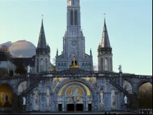 Mosaicos de Marko Rupnik, ex-padre acusado de abuso, são exibidos em santuário em Lourdes, França.